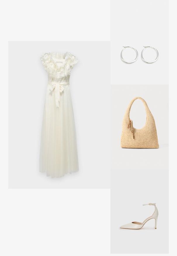 Biała sukienka bez ramiączek z falbaniastym, kwiecistym dekoltem, w wzór w kropki oraz satynowym paskiem w talii. Długość do ziemi, wykonana z miękkiego materiału z przezroczystą warstwą.; Białe skórzane szpilki z ostrym noskiem, paskiem wokół kostki i cienką szpilkową obcasem. Gładka faktura z subtelnym połyskiem.; Spleciona beżowa torebka z zaokrągloną rączką, teksturowaną powierzchnią i brązowym detalem w postaci frędzla. Charakteryzuje się miękkim, hobo kształtem.; Srebrne kolczyki w formie kół mają gładki, zaokrąglony design z cienkim profilem i bezpiecznym zapięciem. Minimalistyczny styl z polerowanym wykończeniem.