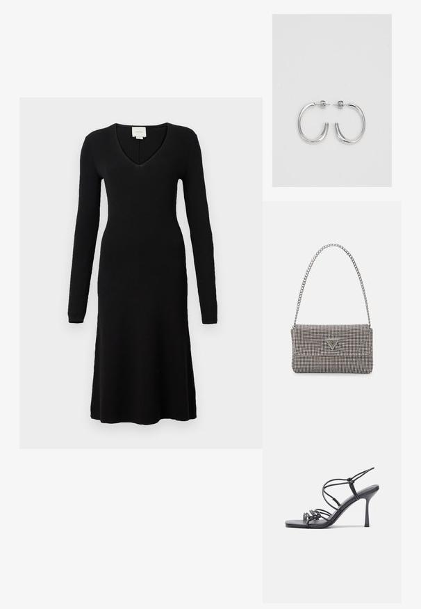 Fekete bordázott kötött ruha hosszú ujjakkal és mély V-nyakkal. A vonalú fazon, ellendarabokkal és bővülő szegéllyel, puha, texturált anyagból készült.; Fekete magas sarkú szandálok vékony pántokkal, csomózott mintával, sima négyzetes orral és karcsú stiletto sarkal rendelkeznek.; Világosszürke fémes kézitáska lánc pánttal, kis kör alakú fém kifinomult díszítéssel és háromszög alakú márkagéppel.; Ezüst karika fülbevalók sima, fényes felülettel, ívelt formával és postazáras zárral. Minimalista, modern kivitel.