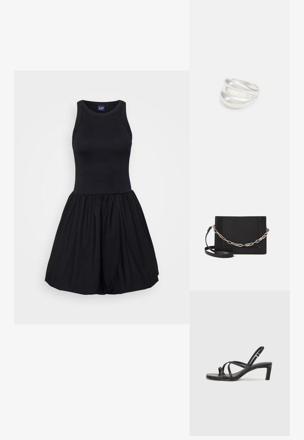 Crna haljina s pripijenim bodijem i raširenom, naboranom suknjom. Izrađena od mekog, rastezljivog materijala s glatkom teksturom.; Crne sandale s trakama, kvadratnim prstom i niskom blok petom. Ima više tankih trakica i podesivu trakicu oko gležnja. Izrađene su od glatke kože.; Crna kožna torba preko tijela s glatkom teksturom, pravokutnim oblikom i metalnim lancem na prednjoj strani. Uključena je podesiva naramenica.; Srebrna dvostruka prsten s glatkom, poliranom površinom. Karakterizira ga fluidan, zakrivljen dizajn s preklapajućim sekcijama za moderan izgled.