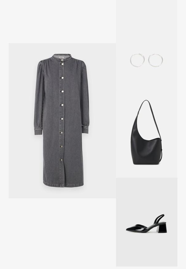 Hosszú ujjas, gombos ruházat szürke farmerből. Álló gallérral, oldalsó hasítékokkal és puffos ujjal, elasztikus mandzsettával rendelkezik.; Fekete lakk bőr szandálkés magas sarkú cipő, hegyes orral és geometrikus tömbsarkakkal. Karcsú, minimalista dizájn és sima textúra jellemzi.; Fekete bőr hobo táska sima textúrával, ívelt formával és egyetlen állítható pánttal; széles nyílás található a tetején.; Ezüst karika fülbevalók, letisztult, kerek formával, sima felülettel és látható díszítés nélkül. A átmérő nem megadott.