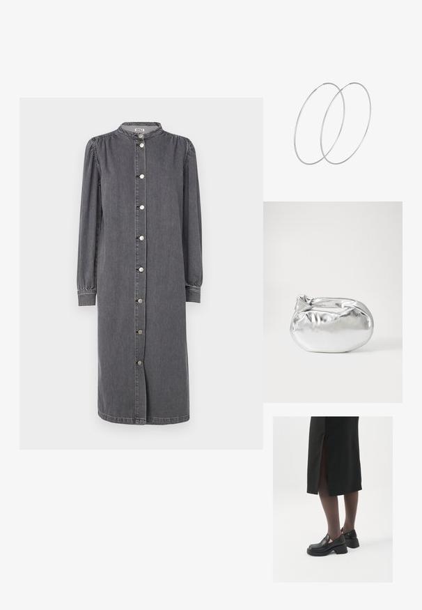 Dolga srajca z gumbi iz sivega denima. Ima stojni ovratnik, stranske razpoke in napihnjene rokave z elastičnimi zapestji.; Črne usnjene čevlje s zaobljenim prstom, debelim blokastim petama in elastičnimi stranskimi detajli, v kombinaciji s temno nogavicami in črno krilo z razporkom.; Srebrna kovinska torbica z mehko, zaobljeno obliko in zavezano zgornjo zaporo. Narejena iz gladkega umetnega usnja.; Srebrne uhane v obliki obroča z minimalističnim dizajnom. Krožna oblika, gladka tekstura in tanek profil. Lahki s poliranim zaključkom.