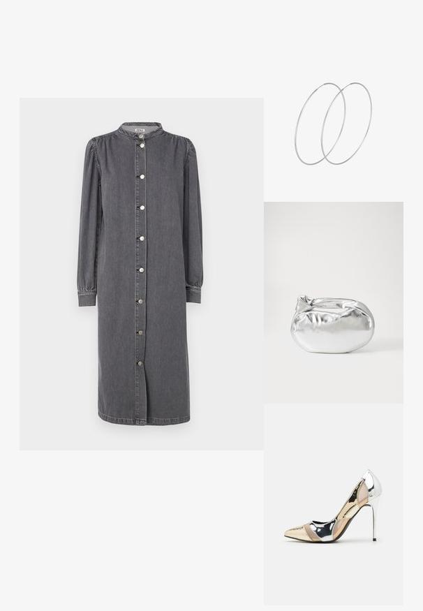 Dlhý rukáv, košeľová šaty vyrobené z šedej denim. Má stojatý golier, bočné rozparky a nariasené rukávy s elastickými manžetami.; Lodičky s špičatou špičkou v striebornom, zlatom a telovom farebnom prevedení. Lesklý povrch s výrezovým dizajnom, s ihlovým opätkom.; Strieborná metalická taška s mäkkým, zaobleným tvarom a uzáverom s uzlíkom. Vyrobená z hladkej syntetickej kože.; Strieborné kruhové náušnice s minimalistickým dizajnom. Cirkulárny tvar, hladký povrch a tenký profil. Ľahké s lesklým povrchom.