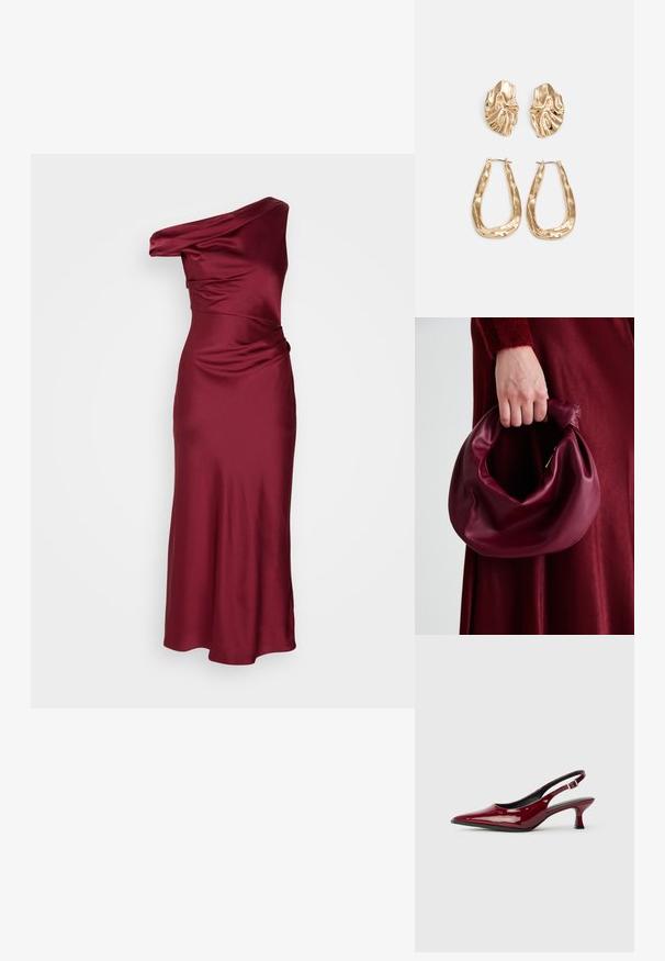 Burgundské saténové šaty s designem bez ramínek, řaseným korzetem a siluetou do A, s hladkým povrchem a elegantním drapériem.; Burgundské lakované lodičky na podpatku se špičatou špičkou a elegantním jehlovým podpatkem. Otevřená zadní část s nastavitelným páskem kolem kotníku.; Burgundská kožená kabelka s měkkým, nabíraným designem a zaobleným tvarem. Ucho je zajištěné a vykazuje hladkou texturu.; Náušnice ve zlatém tónu s texturovanými, vlnitými tvary. Obsahují sochařské klipy a design otevřeného kruhu s kladivkovým povrchem.