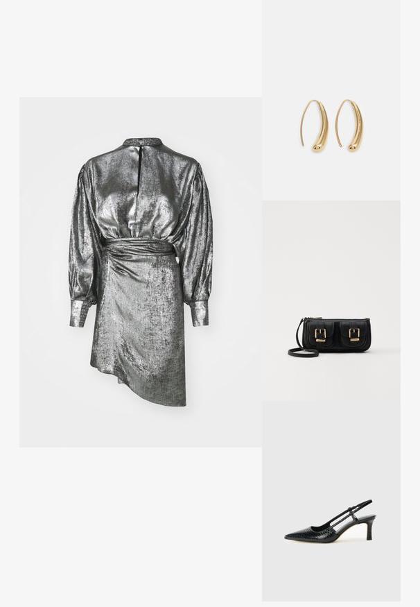 Metalická stříbrná šaty s vysokým límcem, dlouhými nadýchanými rukávy a asymetrickým lemem, vyrobené z texturované látky a s zadním zapínáním.; Černé lakované slingback podpatky s špičatou špičkou, zdobené texturovaným hadím vzorem, nastavovacím páskem a krátkým texturovaným blokovým podpatkem.; Černá kožená crossbody taška se dvěma předními kapsami, zlatými přezkami, zipovým uzávěrem a štíhlým popruhem. Texturovaný povrch a kompaktní obdélníkový tvar.; Náušnice ve tvaru kruhu z pozlaceného kovu s vroubkovaným, prodlouženým tvarem. Mají hladký, lesklý povrch a zaoblený konec pro zvýraznění detailu.