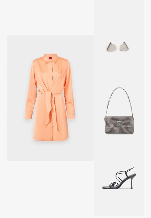 Galléros ruha puha barack szövetből, elöl gombos záródással, hosszú ujjakkal és megkötős derékrésszel, ami dúsított sziluettet kölcsönöz.; Fekete magas sarkú szandálok vékony pántokkal, csomózott mintával, sima négyzetes orral és karcsú stiletto sarkal rendelkeznek.; Világosszürke fémes kézitáska lánc pánttal, kis kör alakú fém kifinomult díszítéssel és háromszög alakú márkagéppel.; Ezüst fém fülbevalók sima, csepp alakú formával és fényes felülettel. Finom gravírozások teszik részletessé. Minimalista dizájn.