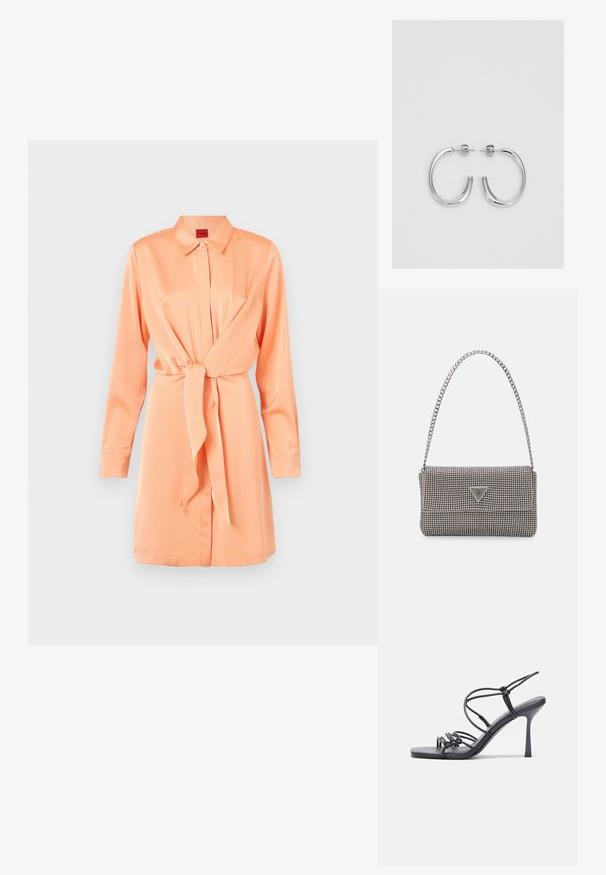 Krekliņš sudraba persiku audumā ar apkakli, ar pogu aizdari priekšpusē, garām piedurknēm un saitējas vidukļa detaļu, kas veido savākta siluetu.; Melnas augstpapēžu sandales ar plāniem siksniņām un mezgla dizainu, gluda kvadrātveida purngalu un elegantu stiletto papēdi.; Gaiši pelēka metāla rokassoma ar ķēdes siksnu, rotāta ar mazām apaļām metāla kniedēm un trīsstūra zīmola logo.; Sudraba riņķveida auskari ar gludu, spīdīgu apdari. Apaļas formas, viegla dizaina, ar aizdari uz stieples.