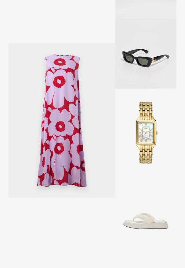 Bezramenné maxi šaty z lehkého materiálu s velkými červenými a růžovými květinovými vzory na světle fialovém pozadí. Kulatý výstřih.; Béžové žabky s texturovaným textilním svrškem, dvěma popruhy a plochou, měkkou podrážkou s černou podešví. Jednoduchý, minimalistický design.; Černé obdélníkové sluneční brýle s tmavě zelenými skly, na boku se třpytivým zlatým logem. Hladký plastový rám s odvážným designem.; Zlatý obdélníkový časopis s perleťovým ciferníkem, římskými číslicemi jako hodinovými značkami, zobrazením data a designem náramkového řetězu.