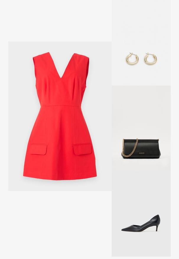 Sarkans bezpiedurkņu kleita ar V veida kaklu, plānu siluetu un priekšējām kabatām. Izgatavota no gludas auduma vienkrāsainā tonī bez rakstiem.; Melna ādas kurpe ar smailu purngalu un zemu papēdi. Raksturota ar gludu tekstūru un smalku spīdumu. Priekša ar atvērtu izgriezumu papildu detaļai.; Melns ādas apliecības soma ar zelta ķēdes siksnu, ar gludu tekstūru, taisnstūra formu un izspiestu zīmolu uz priekšpuses.; Lauren Ralph Lauren BASIC SMALL HOOP - Auskari - gold-coloured