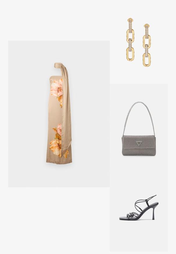 Bezešvé béžové šaty s bočním květinovým potiskem v růžové a oranžové barvě. Mají dlouhou odpovídající stuhu připevněnou nahoře. Hladká textura.; Černé high-heeled sandály mají tenké pásky s uzlovým designem, hladký čtvercový špičku a elegantní jehlový podpatek.; Světle šedá kovová kabelka s řetízkem, zdobená malými kulatými kovovými cvočky a trojúhelníkovým logem značky.; Zlaté náušnice na řetízku s designem zdobeným jasným krystalem, s rytým logem "GUESS" a hladkým povrchem.