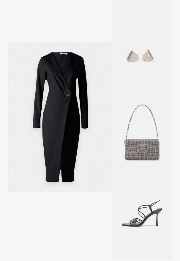 Rochie neagră cu mâneci lungi, în stil wrap, având un decolteu adânc în V, un design unghiular și un accent metalic circular la talie. Textură de țesătură netedă.; Sandale negre cu toc înalt au curele subțiri cu un design legat, un vârf pătrat neted și un toc stiletto elegant.; Geantă metalică gri deschis, cu un strap din lanț, decorată cu mici ținte circulare metalice și un logo de marcă triangular.; Cercei din metal argintiu cu o formă netedă, în formă de lacrimă și un finisaj lucios. Gravuri subtile adaugă detalii. Design minimalist.