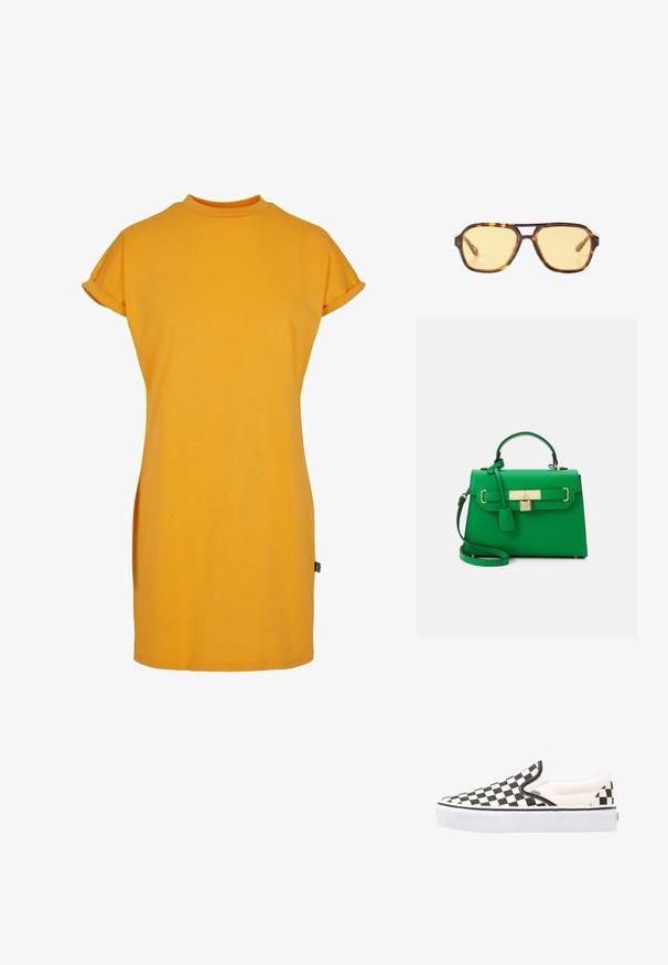 Keltainen t-paitamekko, jossa on korkea kaulus, lyhyet käärityt hihat ja rento istuvuus. Pehmeä puuvillakangas, jossa on sivuhalkiot liikkuvuuden helpottamiseksi.; Mustat ja valkoiset ruudulliset Vans-liukupohjakengät, joissa on canvas-päällinen, kumipohja ja pehmustettu kaulus. Tasainen, pyöreä varvasosa valkoisilla pohjavivahteilla.; Kilpikonnakuosiset aurinkolasit, joissa on geometrinen muotoilu, keltaiset linssit ja metalliset yksityiskohdat saranoissa. Laaja kehys ja matta pinta.; Vihreä nahkainen käsilaukku, jossa on rakenteellinen muotoilu, kultaiset yksityiskohdat, yläkahva ja irrotettava olkahihna. Sisältää lukkoakcentin ja tekstuurin viimeistelyn.