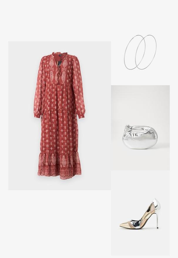 Czerwona sukienka maxi we kwiatowy wzór z długimi rękawami, falbaniastym dołem, wiązanym dekoltem i teksturowanym materiałem, co nadaje jej lekki wygląd.; Czółenka na wysokim obcasie z wąskim noskiem w kolorze srebrnym, złotym i nude. Lśniące wykończenie z wycięciami, z obcasem w stylu stiletto.; Srebrna metaliczna torba worek o miękkim, zaokrąglonym kształcie i zawiązywanym z góry zapięciem. Wykonana z gładkiego materiału imitującego skórę.; Srebrne kolczyki w formie obręczy o minimalistycznym designie. Okrągły kształt, gładka faktura i cienki profil. Lekkie, z polerowanym wykończeniem.