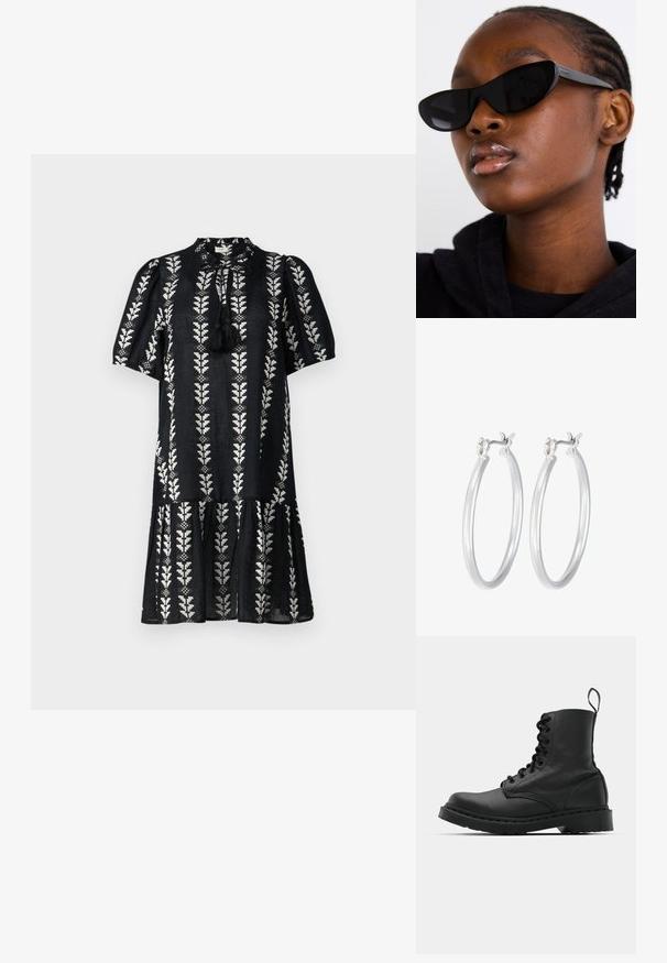Črna obleka z belimi listnimi vzorci, okroglo izrezom, kratkimi napihnjenimi rokavi in večplastnim robom. Vključuje detajl z resicami pri izrezu.; Črne usnjene vojaške škornje s okroglo konico, z vezalkami spredaj in z zanko na gležnju. Imajo debele gumijaste podplate za dolgo življenjsko dobo.; Črne mačkaste sončna očala z mat površino, ki se ponašajo s prefinjenim dizajnom in rahlo ukrivljenimi robovi, nastavljene ob modelovih temnih oblačilih.; Srebrni obroči za ušesa z gladko, polirano površino. Okrogla oblika in varna zaponka s klikom. Lahka zasnova, primerna za vsakodnevno nošenje.