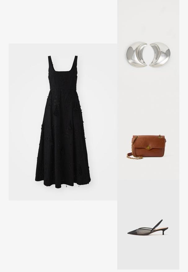Zwarte maxi-jurk met een vierkante halslijn, textuurstof met bloemborduursels en franjes aan de onderkant en zijkanten.; NEOUS IRENA - Klassieke pumps - black; Bruin leren schoudertas met een klepje, gouden hardware en een kettingband. Gladde textuur, rechthoekige vorm, minimale details.; Zilveren halfmaantjes oorbellen met een gepolijste afwerking, voorzien van soepele lijnen en reflecterende oppervlakken, wat zorgt voor een strakke, moderne uitstraling.