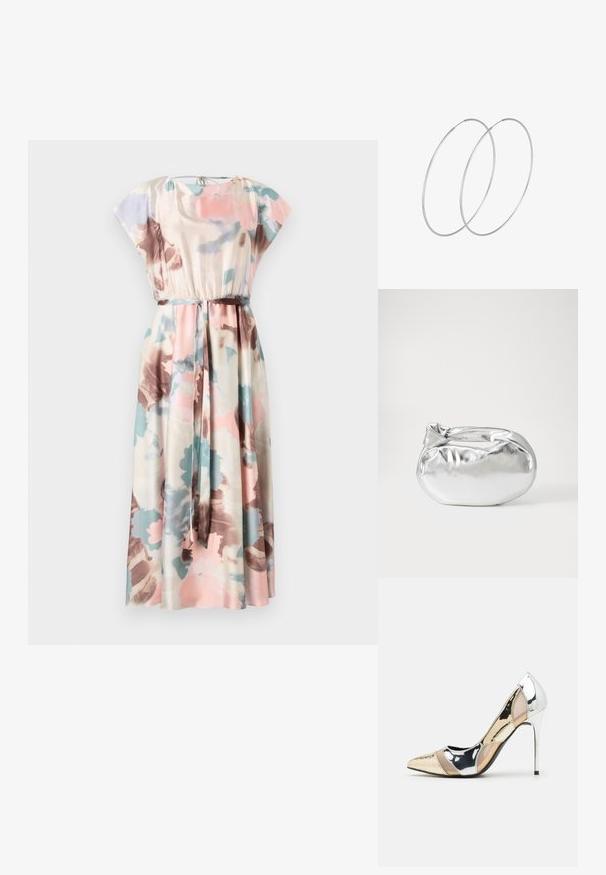Maxi šaty s krátkými rukávky, květinové vzory v růžové, modré a hnědé na krémové látce, s elastickým pasem a odpovídajícím opaskem.; Lodička s špičatou špičkou a kombinací stříbrné, zlaté a tělové barvy. Lesklý povrch s vykrojeným designem, s jehlovým podpatkem.; Stříbrná kovová taška s měkkým, zaobleným tvarem a uzávěrem s uzlem. Vyrobena z hladké umělé kůže.; Stříbrné kruhové náušnice s minimalistickým designem. Kruh, hladký povrch a tenký profil. Lehká konstrukce s lesklým povrchem.