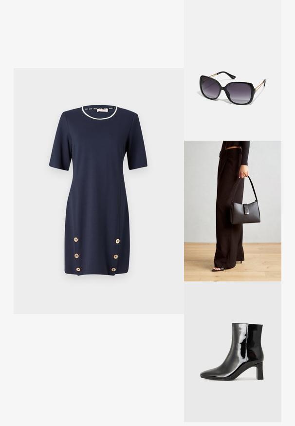 Granatowa sukienka z krótkimi rękawami, okrągłym dekoltem i dekoracyjnymi złotymi guzikami po boku. Wykonana z gładkiego, elastycznego materiału.; Czarne lakierowane botki za kostkę z wysmukłym noskiem i średniej wysokości obcasem w kształcie słupka. Gładka tekstura i minimalistyczny design.; Czarne oversize okulary przeciwsłoneczne z gradientowymi soczewkami, grubymi oprawkami i złotym łańcuszkiem na ramionach.; Czarna torebka o usztywnionym kształcie, gładkiej fakturze i metalowym zapięciem. Połączona z szerokimi czarnymi spodniami i sandałami na otwartym palcu na drewnianej podłodze.