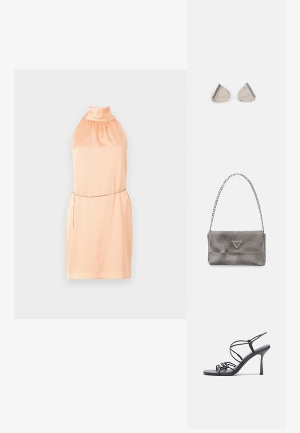 Robe halter de couleur pêche fabriquée en tissu lisse avec un décolleté froncé. Équipée d'une ceinture en chaîne métallique avec un accent décoratif.; Des sandales noires à talons hauts avec des fines lanières au design noué, un bout carré lisse et un talon aiguille élégant.; Sac à main en métal gris clair avec une bandoulière en chaîne, orné de petits clous métalliques ronds et d'un logo de marque triangulaire.; Boucles d'oreilles en métal argenté avec une forme larmoyante lisse et une finition polie. Des gravures subtiles ajoutent des détails. Design minimaliste.