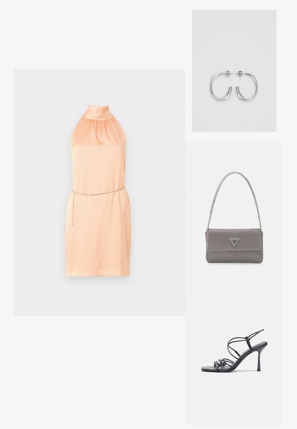 Haljina boje breskve, s halter dekolteom, izrađena od glatkog materijala s naboranim izrezom. Ima metalnu lančić pojasevinu s dekorativnim detaljem.; Crne sandale na visokoj potpetici imaju tanke trake s čvorastim dizajnom, glatki kvadratni vrh i elegantnu stiletto petu.; Svijetlosivi metalik ruksač s lancem, ukrašen malim okruglim metalnim zakovicama i trokutastim logotipom marke.; Srebro naušnice u obliku prstena s glatkom, sjajnom završnom obradom. Zaobljenog oblika, laganog dizajna, s kopčom na poleđini.
