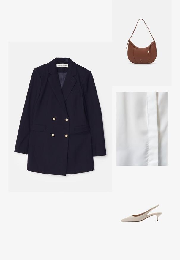 Blazer bleu marine croisé avec boutons dorés, revers en pointe, deux poches avant et une coupe ajustée. Tissu lisse, design classique.; Tissu blanc avec une texture lisse et soyeuse, présentant un léger brillant et un détail de couture verticale sur le bord droit.; Des escarpins slingback beiges avec un bout pointu et un talon évasé bas. Fabriqués en cuir lisse avec un design minimaliste et une sangle réglable.; Sac à épaule en faux cuir brun, de forme arrondie, avec des coutures minimales et un accent en matériel doré. Il possède une fermeture zippée sur le dessus et une sangle réglable.