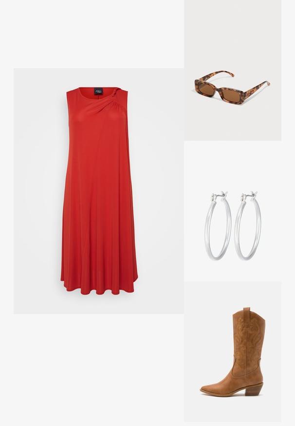 Punainen hihaton mekko, joka on valmistettu sileästä kankaasta. Mekossa on kierrätetty olkaindetail ja laskeutuva muotoilu, joka tarjoaa rentoa istuvuutta.; Ruskean nahkainen cowboy-saapas, jossa on terävä kärki, brodeeratut pyörteiset kuviot varressa ja kerroslohko korko. Varustettu nostonipulla helpottamaan pukemista.; Aurinkoaurinkolasit kilpikonnakuosisilla, suorakulmaisilla ruskeilla linsseillä, paksulla kehysrakenteella ja ohuilla varsilla, joissa on vaihtelevaa ruskean sävyä.; Hope-silver rengas, joissa on sileä ja kiillotettu pinta. Pyöreä muoto ja turvallinen napsautettava lukitus. Kevyt muotoilu sopii päivittäiseen käyttöön.