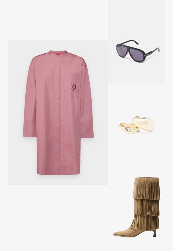 Langärmliges, kragenloses Hemd aus weichem, pinkem Baumwollstoff. Verfügt über eine Brusttasche mit gesticktem Logo. Gerader Saum und lockere Passform.; Fransen-Stiefelette aus taupefarbenem Wildleder mit drei Lagen Fransen. Spitz zulaufende Zehenpartie und ein niedriger Blockabsatz. Durchgehend glatte Oberfläche.; Schwarze Sonnenbrille mit übergroßen, eckigen Rahmen, dunkellila Gläsern und goldfarbenen Akzenten an den Bügeln. Matte Oberfläche mit glatter Textur.; Goldfarbene Ohrringe mit einer organischen, bohnenähnlichen Form und glatter, reflektierender Oberfläche; verfügen über ein minimalistisches Design ohne sichtbare Hardware.