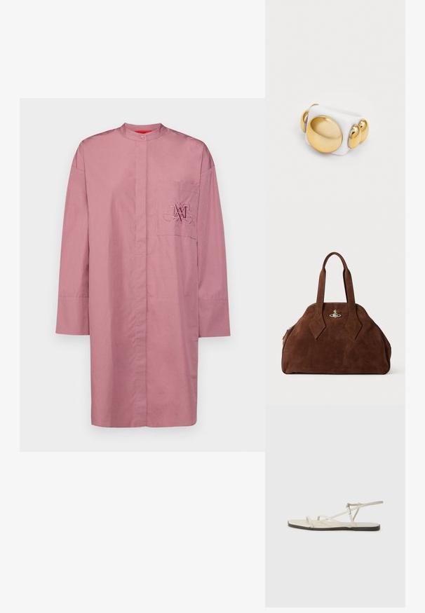 Lange mouw, kraagshirt van zachtroze katoen. Voorzien van een borstzak met geborduurd logo. Rechte zoom en losse pasvorm.; Beige platte sandaal met meerdere slanke bandjes en een verstelbare gesp. De zool is plat met een lichte donkere contrastering aan de rand.; Bruine suède handtas met een gestructureerde vorm, ronde body en verlengde ruitvormige handvatten. Voorzien van een sluiting met zilveren hardware.; Witte ring met een glanzende afwerking, een grote gouden cirkelaccent en drie kleinere gouden bolletjes aan één kant. Vlotte textuur.