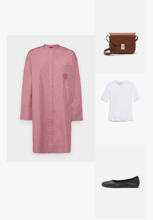 Koszula z długim rękawem i kołnierzykiem w miękkim różowym kolorze. Posiada kieszeń z przodu z haftowanym logo. Prosty dół i luźny krój.; Biała koszulka krótki rękaw wykonana z materiału prążkowanego. Okrągły dekolt, regularny krój i subtelne detale szwów. Bez wzorów ani grafik.; Czarne skórzane baletki z zaokrąglonym noskiem, gładką fakturą, minimalnymi przeszyciami i elastycznym designem podeszwy.; Brązowa skórzana torebka na ramię z klapką, złotymi detalami, paskiem na ramię i gładką teksturą. Kompaktowy prostokątny kształt.