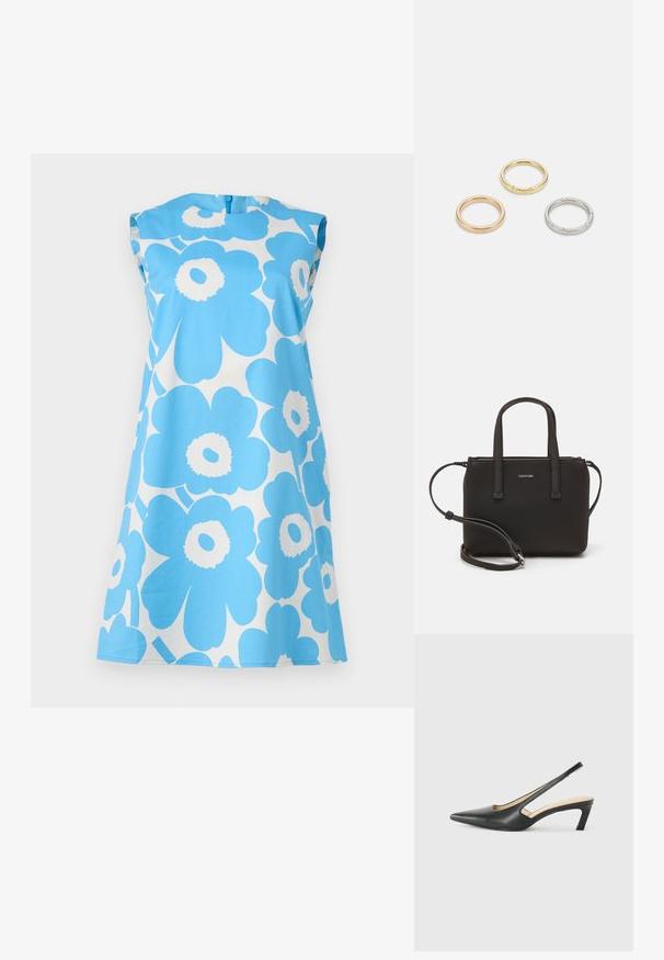 Blå blommig klänning med stora vita prästkragsmönster, korta ärmar, rund halsringning och dragkedja i ryggen. Tillverkad av lättviktsmaterial.; Svart spetsig slingback-sko med låg klack, som har ett slätt lädermaterial och utskärningsdesign på sidan för andningsförmåga.; Svart handväska med dubbla korta handtag och ett avtagbart axelband. Slät läderliknande material med dragkedjestängning och logodetalj.; Tre metallringar: en roséguld, en guld med texturerade detaljer och en silver, alla med ingraverad märkning på den inre ringen.