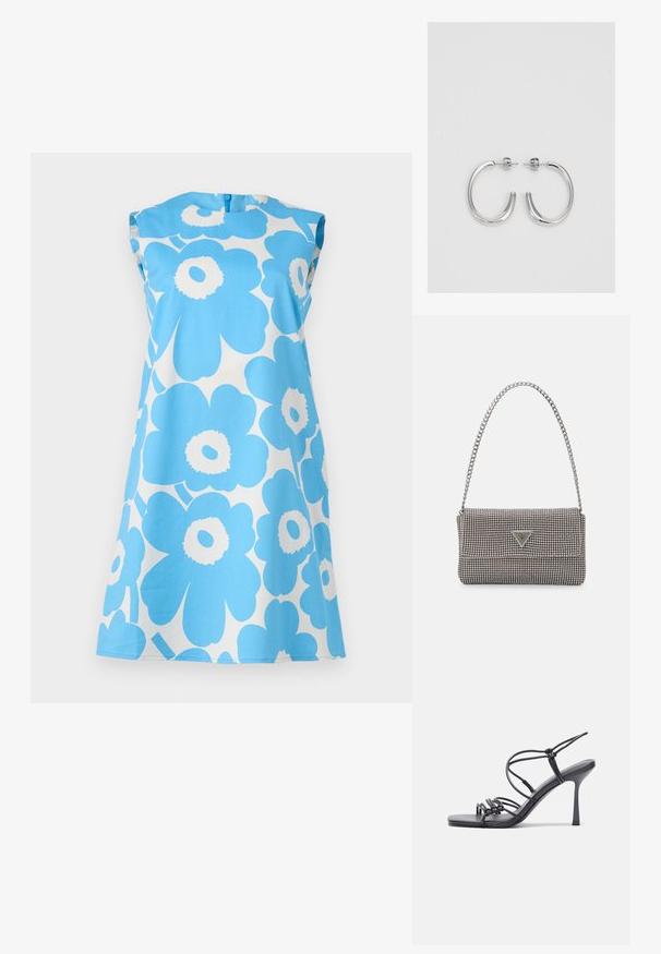 Modrá kvetinová šaty s veľkými bielymi sedmokráskami, krátkymi rukávmi, okrúhlym výstrihom a zapínaním na zips na chrbte. Vyrobené z ľahkého materiálu.; Čierne sandále na vysokom podpätku majú tenké remienky s uzlovým dizajnom, hladký štvorcový špičku a elegantný stiletto podpätok.; Svetlošedá metalická kabelka s reťazovým popruhom, ozdobená malými kruhovými kovovými štítkami a trojuholníkovým logom značky.; Strieborné kruhové náušnice s hladkým, lesklým povrchom, majú zakrivený tvar a zapínanie na puzetu. Minimalistický dizajn s moderným vzhľadom.