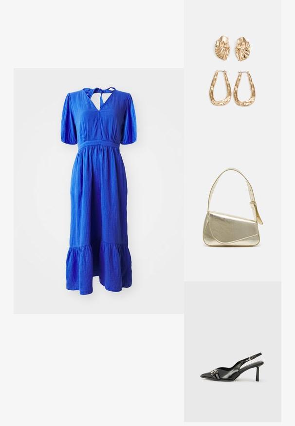 Mėlyna medvilninė suknelė su trumpomis pūstomis rankovėmis, rakto formos iškirpte ir sluoksniuota sijona. Audinys turi tekstūruotą paviršių.; Juodas lakuotas odinis batelis su smailiu pirštu, kulkšnies dirželiais su sidabrinėmis sagtimis ir detalėmis, bei plonu kulnu.; Aukso metalinės rankinės su struktūrizuotu dizainu, lygaus paviršiaus ir reguliuojama dirželiu. Pasižymi unikaliu trikampiu pavidalu ir minimalizmu siuvinėjime.; Auksinės auskarai, turintys tekstūruotus, bangų formos elementus. Įeina skulptūriniai segami auskarai ir atviri lankai su išmuštu paviršiumi.