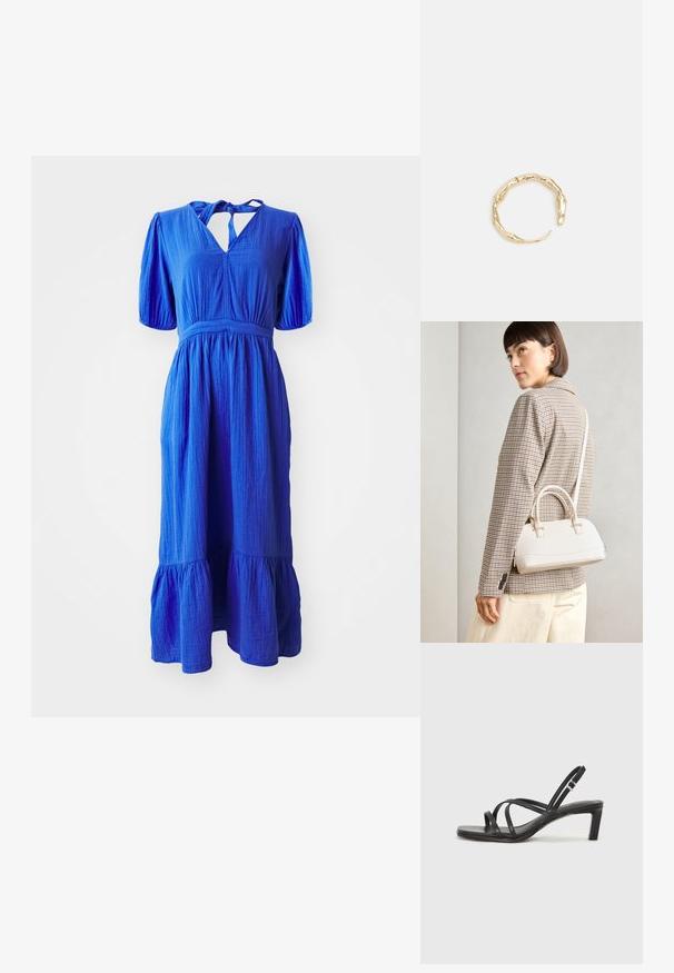 Modra bombažna obleka s kratkimi napihnjenimi rokavi, izrezom v obliki ključavnice in večplastno krilo. Tkanina ima teksturirano površino.; Črne natikače s trakovi in kvadratnim prstom ter nizkim blokastim peto. Imajo več tankih trakov in nastavljiv trak okoli gležnja. Narejene so iz gladkega usnja.; Bela strukturirana torba z kratkimi ročaji in naramnim trakom, z zlatimi okrasnimi elementi in teksturiranim materialom, prikazana na sivi podlagi.; Zlati prstan s organskim, zvitim dizajnom, gladko površino in taperiranimi konci, ki ustvarja modernega, skulpturalnega videza.