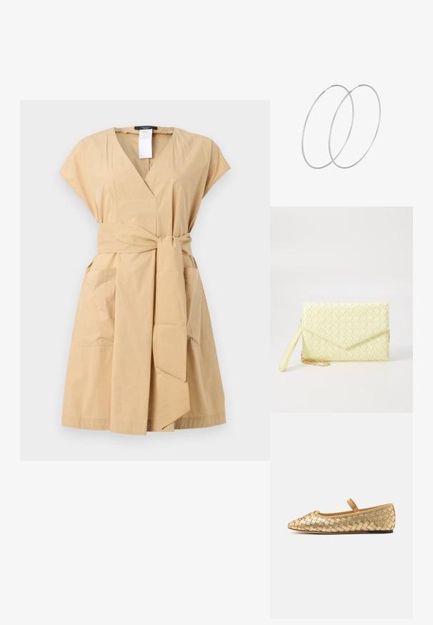 Kaki krūšu apģērbs ar V veida izgriezumu, īsām piedurknēm, auduma jostu un divām sānu kabatām. Izgatavots no gludas kokvilnas maisījuma materiāla.; Loeffler Randall LEONIE SOFT BALLET FLAT - Baletkurpes ar siksniņu ap potīti - gold; Dzeltena austs kabata ar atloku dizainu, noņemamu plaukstas siksnu un zeltītu ķēdes akcentu. Gluda tekstūra un taisnstūra forma.; Sudraba gredzenveida auskari ar minimālistisku dizainu. Cirkulāra forma, gluda tekstūra un plāns profils. Vieglu svaru ar spīdīgu apdari.