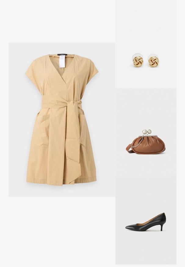 Robe portefeuille kaki avec un décolleté en V, des manches courtes, une ceinture en tissu et deux poches latérales. Fabriquée en un mélange de coton doux.; Pompe noire en cuir avec un embout pointu, un petit talon et une texture lisse. Présente une légère ouverture à l'avant et un matériel minimal à l'arrière.; Pochette en cuir marron avec un fermoir à boule en argent et un petit détail en chaîne argentée sur fond blanc.; Boucles d'oreilles avec clou en métal doré et design torsadé. Chaque boucle d'oreille est dotée d'un arrière transparent circulaire pour un port sécurisé.