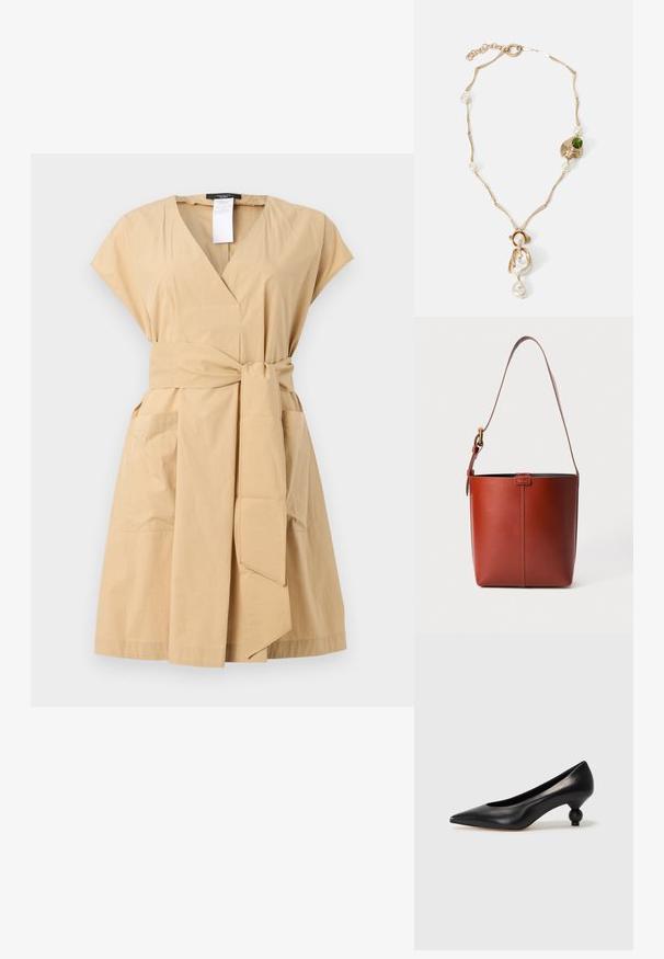 Abito avvolto color khaki con scollatura a V, maniche corte, cintura in tessuto e due Tasche laterali. Realizzato in morbido tessuto misto cotone.; Scarpa con tacco alto in pelle nera, con punta affilata e tacco arrotondato e bombato. Texture liscia con un design elegante e minimalista.; Borsa a secchiello in pelle marrone con tracolla regolabile e fibbia dorata, semplice dettaglio di cucitura verticale sul davanti.; Collana dorata con maglie attorcigliate, perle bianche e un accento di pietra verde. Presenta dettagli intricati e una chiusura per l'aggancio.