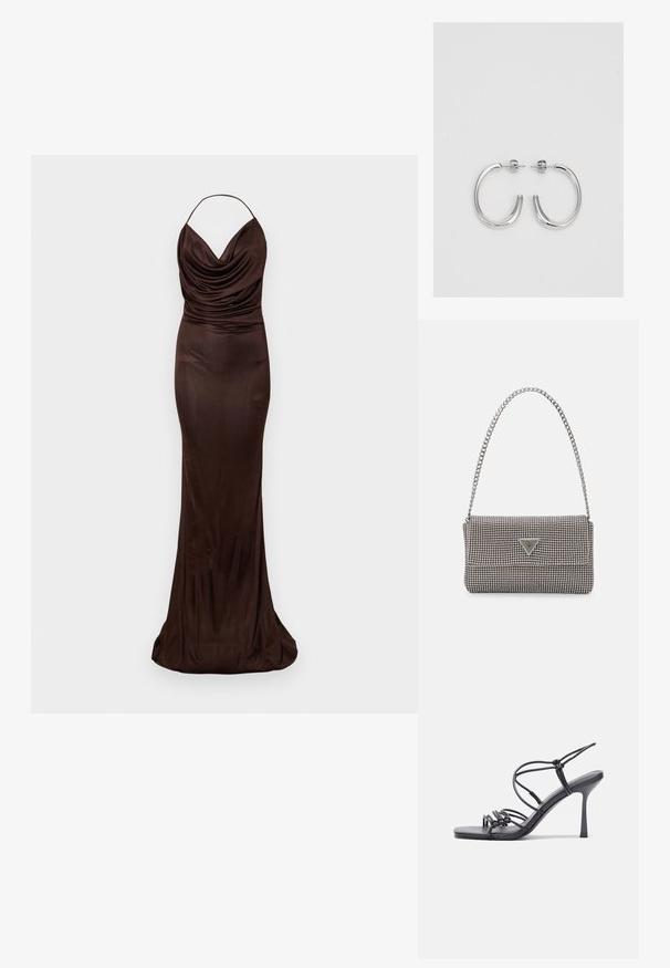 Ruda satino suknelė su apvaliu kaklu ir plonais petnešomis. Glotni, prigludusi siluetas ir grindų ilgio dizainas su lengvu drapavimu.; Juodos aukštakulnės sandalai pasižymi plonyčiais dirželiais su mazgo dizainu, lygiu kvadratiniu pirštu ir elegantišku stiletto kulnu.; Šviesiai pilka metalinė rankinė su grandinėlės dirželiu, papuošta mažais apvaliais metaliniais smeigėmis ir trikampiu prekės ženklu.; Sidabrinės auskarai žiedai su lygiu, blizgiu paviršiumi. Suapvalinta forma, lengvas dizainas, su uždarymu ant smeigtuko.