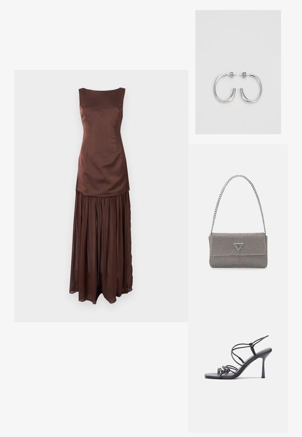 Barna selyemruha, amelynek testhezálló felsőrésze és lágy, fodros szoknyája van. Hajónyakú és puha, textúrált anyagból készült.; Fekete magas sarkú szandálok vékony pántokkal, csomózott mintával, sima négyzetes orral és karcsú stiletto sarkal rendelkeznek.; Világosszürke fémes kézitáska lánc pánttal, kis kör alakú fém kifinomult díszítéssel és háromszög alakú márkagéppel.; Ezüst karika fülbevalók sima, fényes felülettel. Lekerekített forma, könnyű kialakítással, tűs zárómechanizmussal.