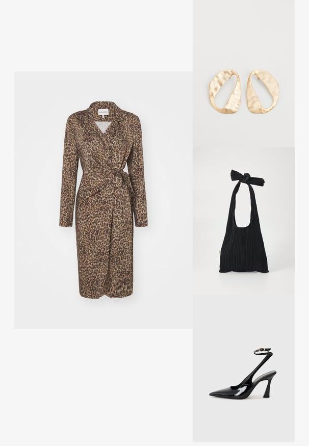 Leopardenmuster Wickelkleid aus leichtem, strukturiertem Stoff mit langen Ärmeln und einem selbstgebundenen Gürtel in der Taille. Mit eingekerbtem Kragen.; Schwarze Lackleder-Slingbacks mit spitz zulaufender Zehenpartie, verstellbarem Knöchelriemen und moderatem Blockabsatz. Glatte Textur mit glänzender Oberfläche.; Loeffler Randall BOBBY PLEATED TOTE - Handtasche - black; Ein Paar unregelmäßige, oval geformte Ohrringe aus goldfarbenem Metall mit einer strukturierten, leicht gehämmerten Oberfläche auf weißem Hintergrund.