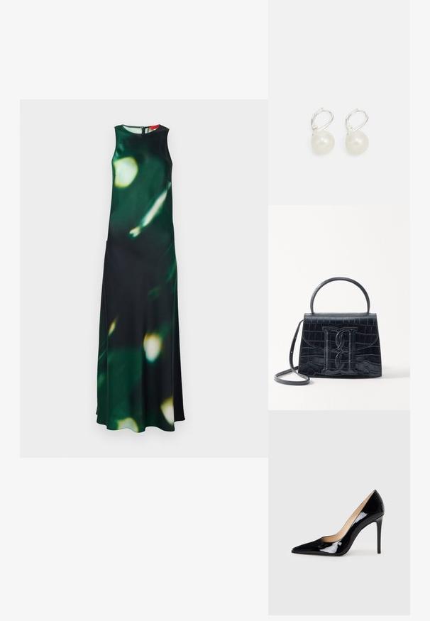 Robe maxi en tissu vert foncé avec un motif flou clair. Présente un col haut, un design sans manches et une fente latérale, fermée par une fermeture éclair au dos.; Escarpin noir en cuir verni avec un design à bout pointu et une silhouette élégante. Présente une finition lisse et brillante ainsi qu'un talon aiguille fin.; Sac à main en cuir noir embossé en crocodile avec un design structuré, une poignée supérieure, une bandoulière ajustable et un détail de logo en avant bien visible.; Boucles d'oreilles en forme de goutte en perles avec une surface polie, dotées d'un fermoir en argent et de perles blanches rondes. Design simple et classique.