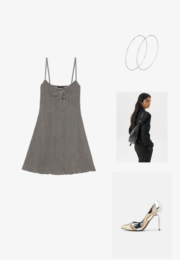 Siva pletena obleka z nastavljivimi samostojnimi naramnicami, zgrnjeno dekoltejem, detajlom s vezi in razširjenim robom. Tekstura tkanine z rahlo vzorcem.; Čevlji z visoko peto in konico, v barvni kombinaciji srebrne, zlate in nude. Sijajna obdelava z izrezljanim dizajnom, z igličasto peto.; Ženska z dolgimi temnimi lasmi, oblečena v črn kostim, nosi črno usnjeno torbo čez ramo in se ozira čez ramo proti beli podlagi.; Srebrne uhane v obliki obroča z minimalističnim dizajnom. Krožna oblika, gladka tekstura in tanek profil. Lahki s poliranim zaključkom.