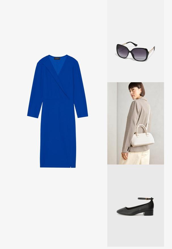 Rochie albastră cu mâneci lungi, cu un design envelopant, având un decolteu în V și o fante pe lateral. Confectionată dintr-un material neted cu o textură uniformă.; Pantof cu toc negru din piele, cu vârf ascuțit și toc mic pătrat. Dispune de o curea la gleznă cu o cataramă în tonuri de aur. Textură netedă.; Ochelari de soare negri, supradimensionați, cu lentile degradate, rame groase și detalii cu lanț de ton auriu pe brațele templului.; Geantă structurată albă, cu mânere scurte și curea de umăr, având accente din metal aurit și material texturat, expusă pe un fundal gri.