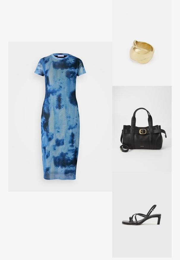 Kék batikolt midi ruha könnyű anyagból, rövid ujjakkal, kerek nyakkivágással, testhez simuló fazonban, sima textúrával.; Fekete pántos szandál négyzetes orral és alacsony blokk sarkal. Több vékony pánttal és állítható boka pánttal rendelkezik. Sima bőrből készült.; Fekete bőr kézitáska, amely strukturált kialakítással rendelkezik, dupla felső fogantyúval, arany tónusú csattal és a márka dombornyomott logójával az elején.; Aranyszínű gyűrű sima, csavarodott mintával. Polírozott felülettel és lekerekített élekkel rendelkezik, ami zökkenőmentes, folyékony formát kölcsönöz neki.