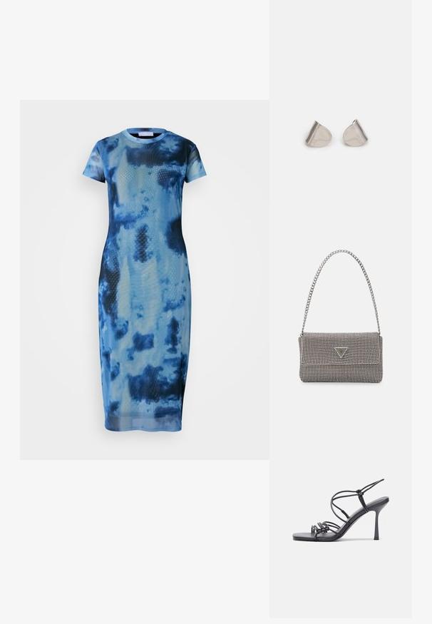 Kék batikolt midi ruha könnyű anyagból, rövid ujjakkal, kerek nyakkivágással, testhez simuló fazonban, sima textúrával.; Fekete magas sarkú szandálok vékony pántokkal, csomózott mintával, sima négyzetes orral és karcsú stiletto sarkal rendelkeznek.; Világosszürke fémes kézitáska lánc pánttal, kis kör alakú fém kifinomult díszítéssel és háromszög alakú márkagéppel.; Ezüst fém fülbevalók sima, csepp alakú formával és fényes felülettel. Finom gravírozások teszik részletessé. Minimalista dizájn.