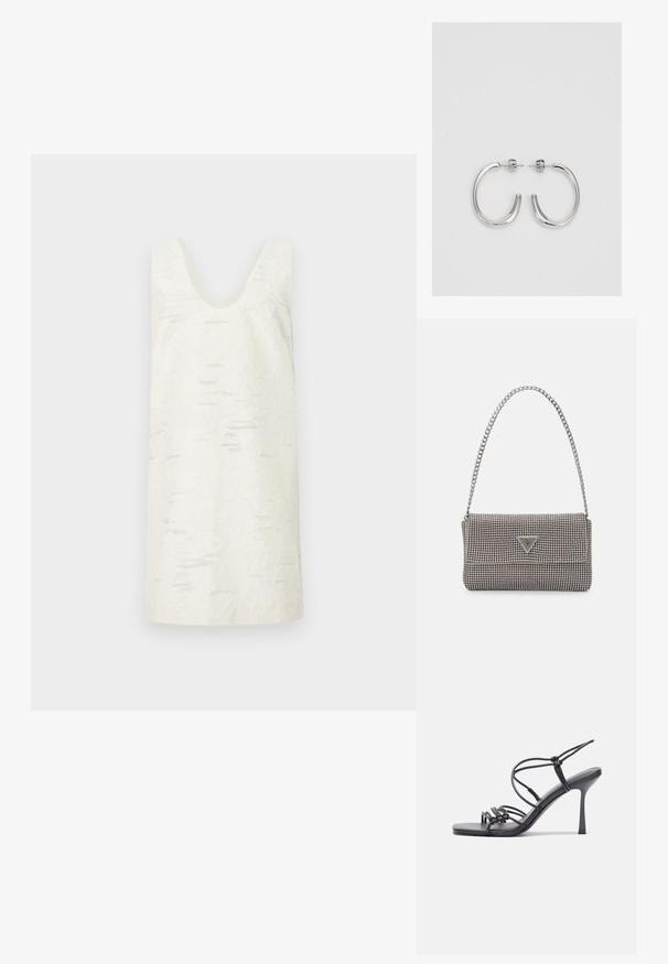 Vestido blanco sin mangas con escote en forma de U, que presenta una superficie texturizada con patrones irregulares sutiles. Material suave, hasta la rodilla.; Las sandalias negras de tacón alto presentan finas correas con un diseño anudado, una punta cuadrada suave y un elegante tacón de aguja.; Bolso de mano metálico gris claro con una cadena como asa, adornado con pequeños remaches metálicos circulares y un logotipo de marca en forma triangular.; Aros de plata en forma de aro con un acabado liso y brillante. Diseño redondeado y ligero, con cierre de tipo post-back.
