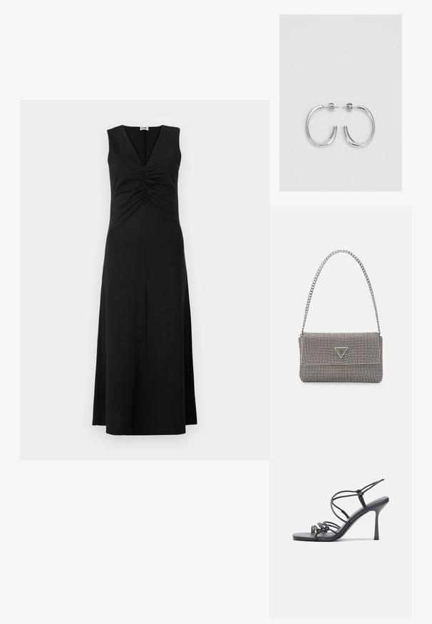 Czarna sukienka bez rękawów z dekoltem w kształcie litery V, marszczonym detalem w okolicy biustu oraz zwiewną sylwetką sięgającą do kostek. Gładka struktura materiału.; Czarne sandały na wysokim obcasie mają cienkie paski z węzłowym wzorem, gładki, kwadratowy czubek i smukły obcas w stylu szpilki.; Jasnoszara metaliczna torebka na łańcuszku, ozdobiona małymi okrągłymi metalowymi ćwiekami oraz trójkątnym logo marki.; Srebrne kolczyki na biglu o gładkim, błyszczącym wykończeniu. O zaokrąglonym kształcie, lekkim designie, z zamknięciem na zatrzask.