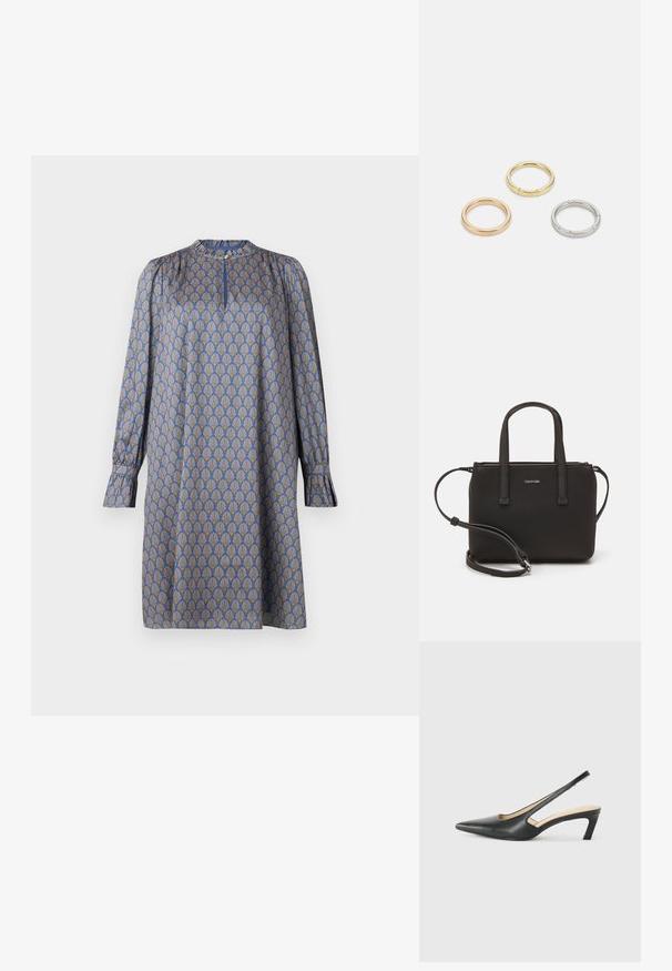 Dolga obleka iz modrega blaga z ponavljajočim se rumenim vzorcem stiliziranih školjk. Ima zaobljen ovratnik in nabirane rokave.; Črne čevlje s koničastimi nosovi in slingback obliko z nizko peto, izdelane iz gladke usnjene materiale ter s črtasto zasnovo na strani za prezračevanje.; Črna torbica z dvema kratkima ročajema in odstranljivim naramnim trakom. Gladek usnju podoben material z zadrgo in podrobnostmi z logotipom.; Trije kovinski prstani: eden rožnato zlati, eden zlat z teksturiranimi detajli in eden srebrn, vsi z vgraviranim logotipom na notranji strani.