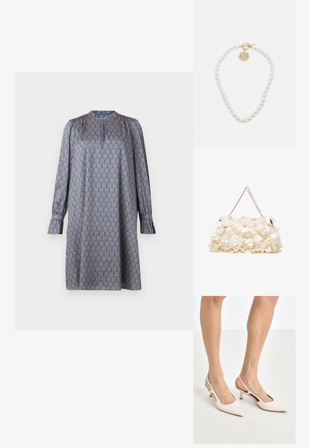 Dolga obleka iz modrega blaga z ponavljajočim se rumenim vzorcem stiliziranih školjk. Ima zaobljen ovratnik in nabirane rokave.; Bež lakirane usnjene čevlje na peto s koničastim nosom in 5 cm visokim peto, ki imata izrezane stranice in tanko zanko okoli gležnja.; Bela cvetlična torbica z nabranim tekstilom, zlato obarvana veriga za nošenje in kovinski ključ. Ima strukturirane cvetne liste za dodano podrobnost.; Lauren Ralph Lauren COLLAR - Verižica - gold-coloured/white