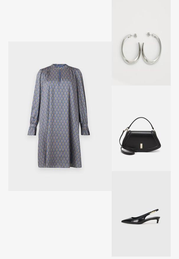 Mėlyna ilgarankovė suknelė su kartojančiuosius geltonu stilizuotų kriauklių raštu. Turi apvalų iškirpimą ir susiraukšlėjusias rankoves.; Juodas odinis pavasario batelių modelis su smailiu nosiu, turintis siaurą kulniuką ir auksinės spalvos akcentu reguliuojamoje juostoje. Lygi tekstūra.; Juoda odinė rankinė su struktūrizuotu dizainu, turi trumpą formą, viršutinę rankeną ir auksinius akcentus. Pridėtas reguliuojamas peties diržas.; Sidabriniai apvalūs auskarai su lygiu, išlenktu dizainu. Yra blizgus metalinis paviršius ir smeigtukų uždarymas. Nėra matomų raštų ar akcentų.