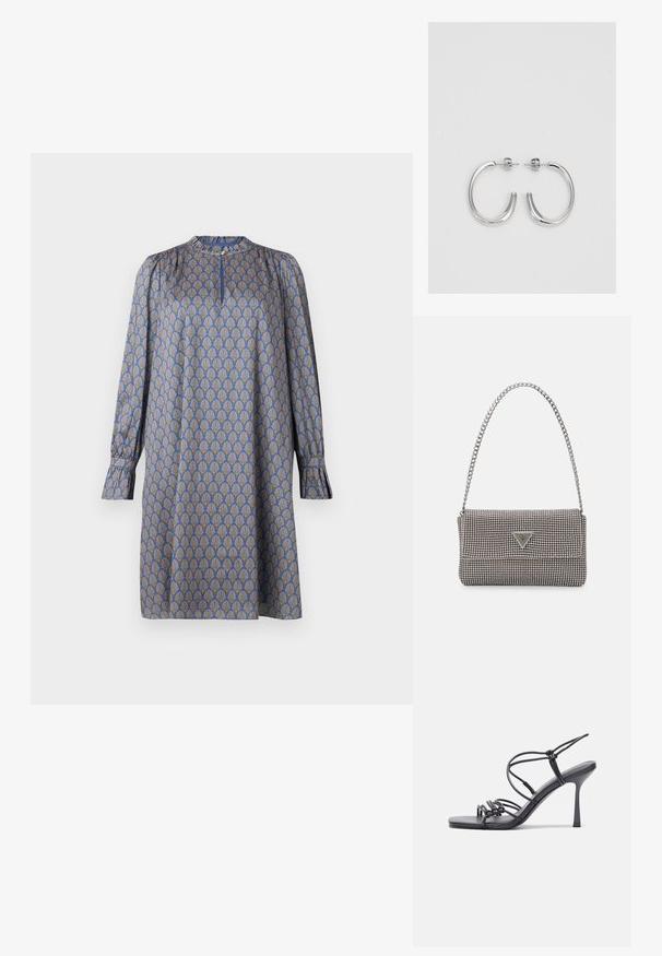 Vestido de manga larga en tejido azul con un patrón amarillo repetido de conchas estilizadas. Cuenta con un escote redondeado y mangas gather.; Las sandalias negras de tacón alto presentan finas correas con un diseño anudado, una punta cuadrada suave y un elegante tacón de aguja.; Bolso de mano metálico gris claro con una cadena como asa, adornado con pequeños remaches metálicos circulares y un logotipo de marca en forma triangular.; Aros de plata en forma de aro con un acabado liso y brillante. Diseño redondeado y ligero, con cierre de tipo post-back.