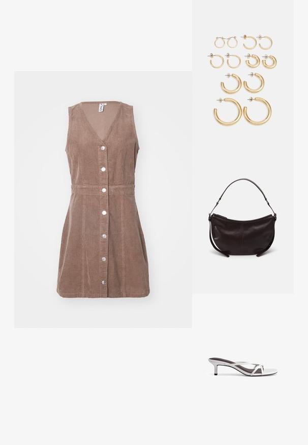 Bruine corduroy mouwloze jurk met een V-hals, voorknopsluiting en een tailleband die de vorm accentueert. Subtiele ribbelstructuur.; Zilveren sandalen met een kruislings bandje, een gladde textuur en een spitse neus. De hak is ongeveer vijf centimeter hoog.; Donkerbruine leren schoudertas met een gebogen vorm, gladde textuur en een enkele verstelbare strap. Voorzien van een ritsluiting.; Set van gouden creolen met verschillende maten en ontwerpen, waaronder kleine, middelgrote en grote stijlen, met gladde metalen afwerkingen.