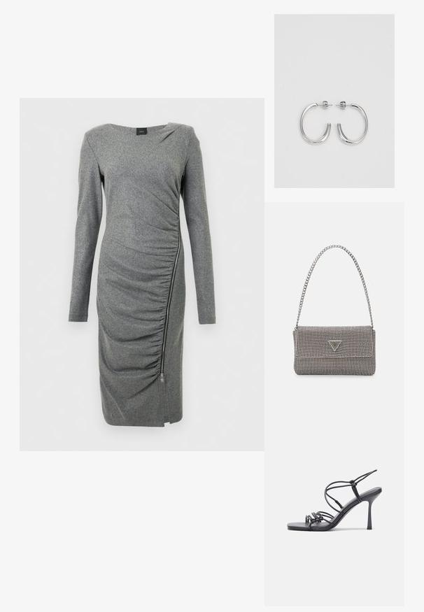 Siva haljina dugih rukava s teksturiranim završetkom, s naborima sa strane, detaljem sa zatvaračem na rubu i blago asimetričnim izrezom na ramenima.; Crne sandale na visokoj potpetici imaju tanke trake s čvorastim dizajnom, glatki kvadratni vrh i elegantnu stiletto petu.; Svijetlosivi metalik ruksač s lancem, ukrašen malim okruglim metalnim zakovicama i trokutastim logotipom marke.; Srebro naušnice u obliku prstena s glatkom, sjajnom završnom obradom. Zaobljenog oblika, laganog dizajna, s kopčom na poleđini.